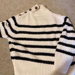 Oversized knitted black and white sweater